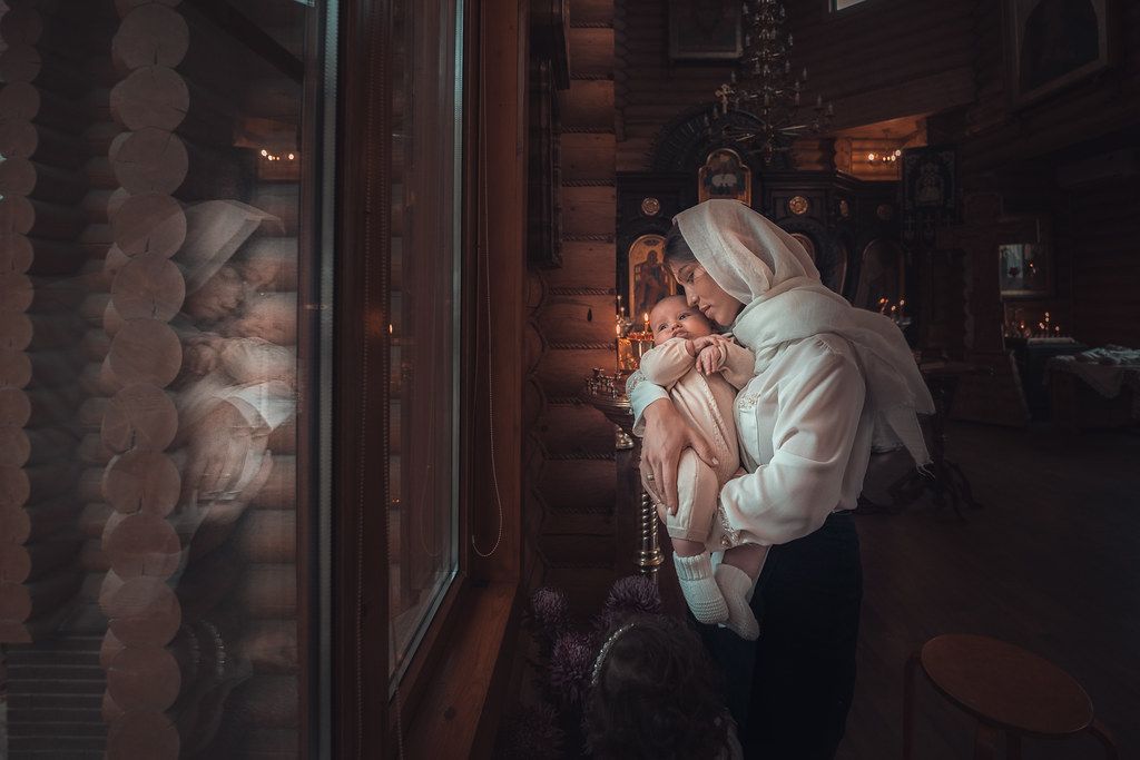 Случайные ситуационные фотографии на съёмке таинства крещения и венчания