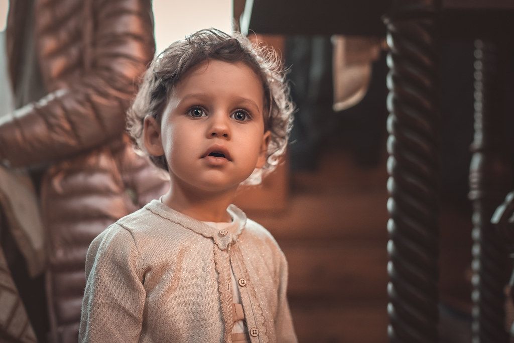 Случайные ситуационные фотографии на съёмке таинства крещения и венчания