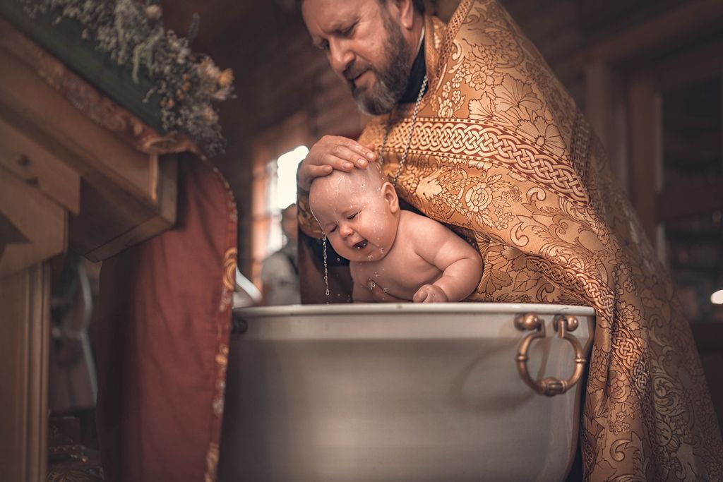 Крещение в деревянном храме