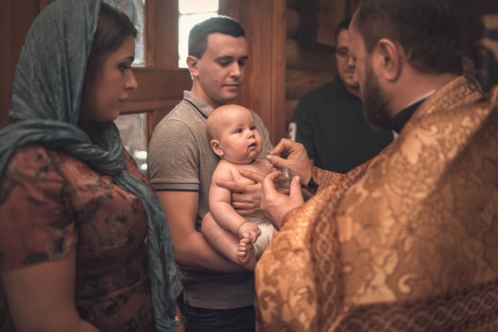 Крещение в деревянном храме