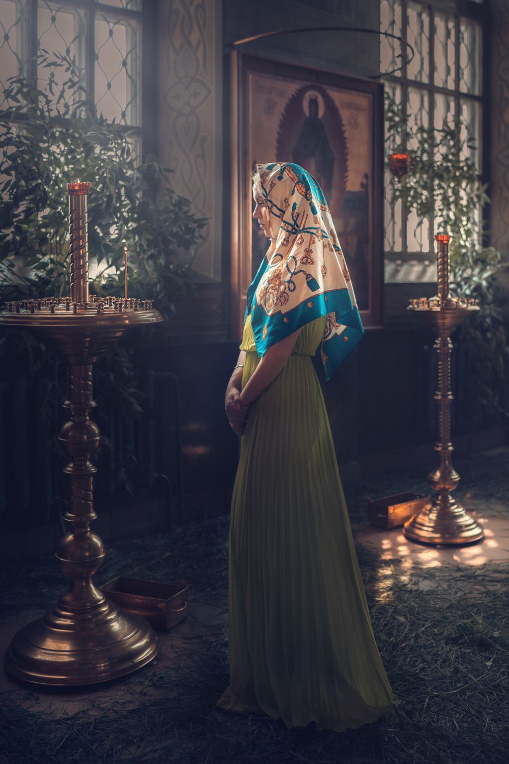 Случайные ситуационные фотографии на съёмке таинства крещения и венчания