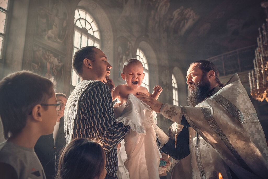 Случайные ситуационные фотографии на съёмке таинства крещения и венчания