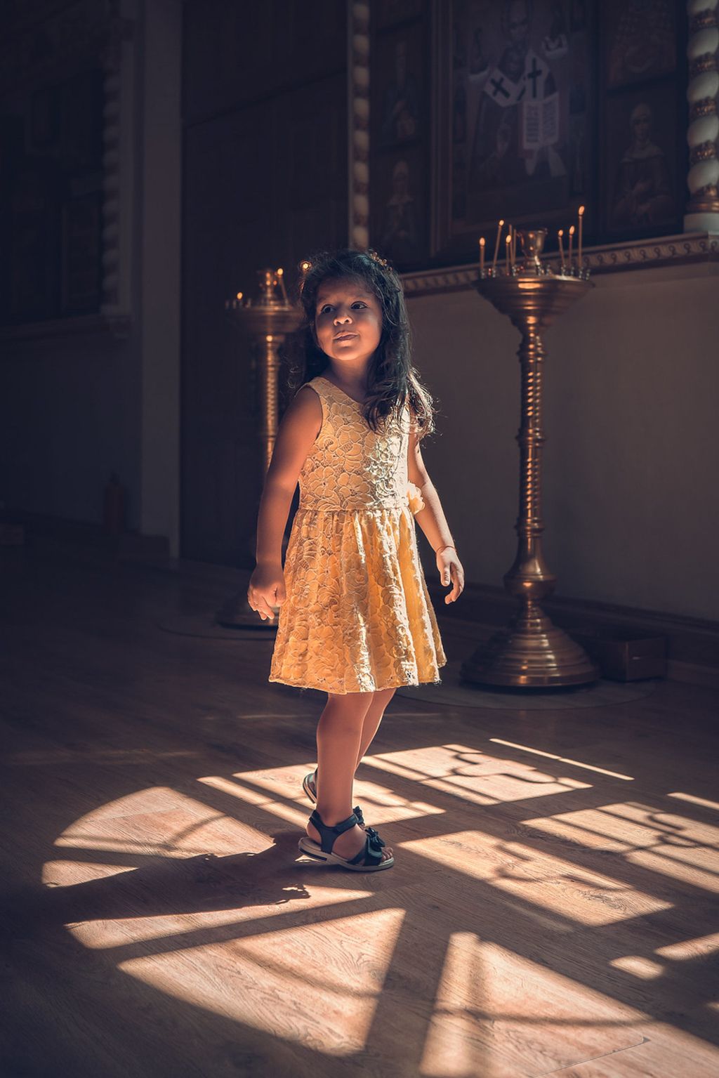 Случайные ситуационные фотографии на съёмке таинства крещения и венчания