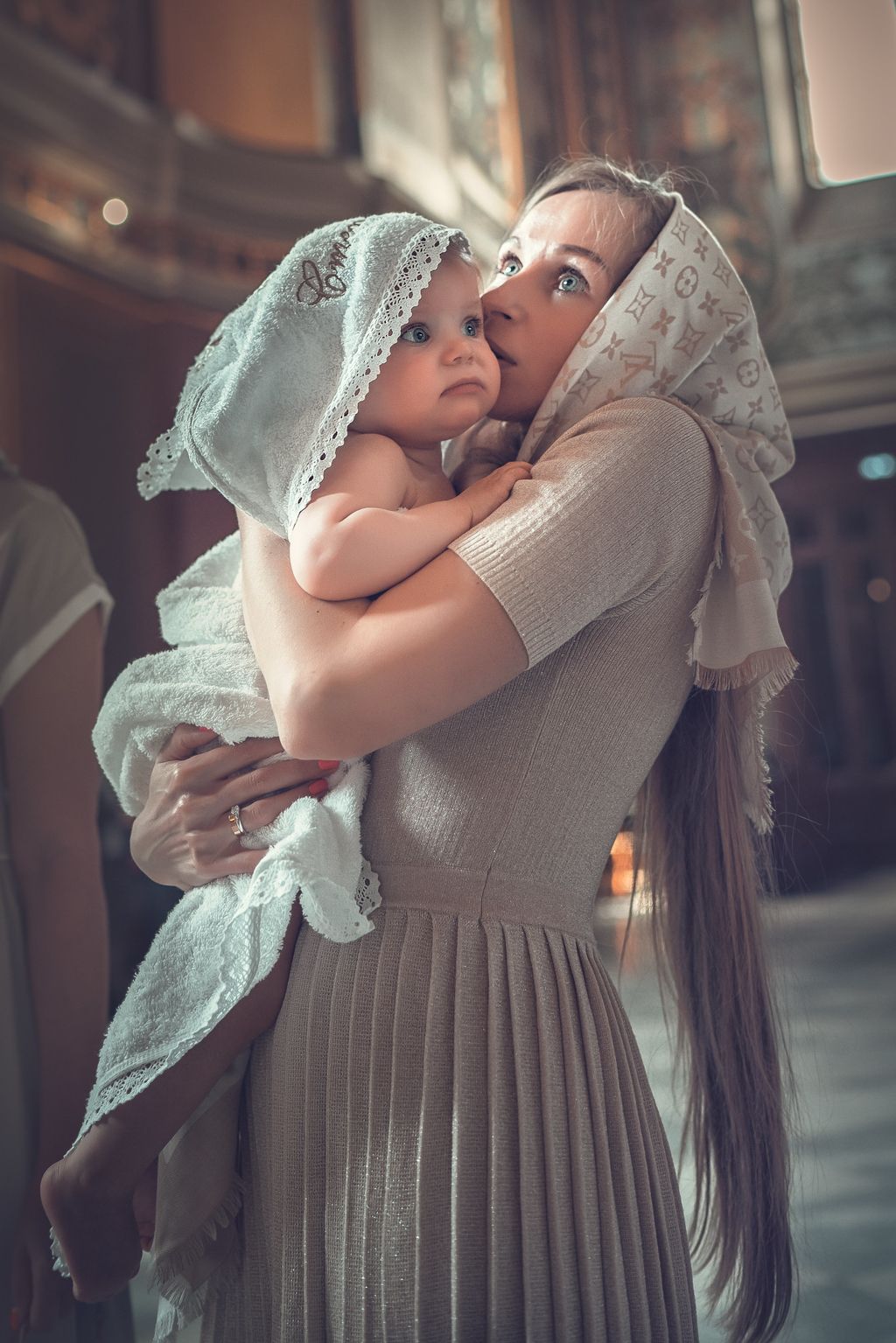 Случайные ситуационные фотографии на съёмке таинства крещения и венчания