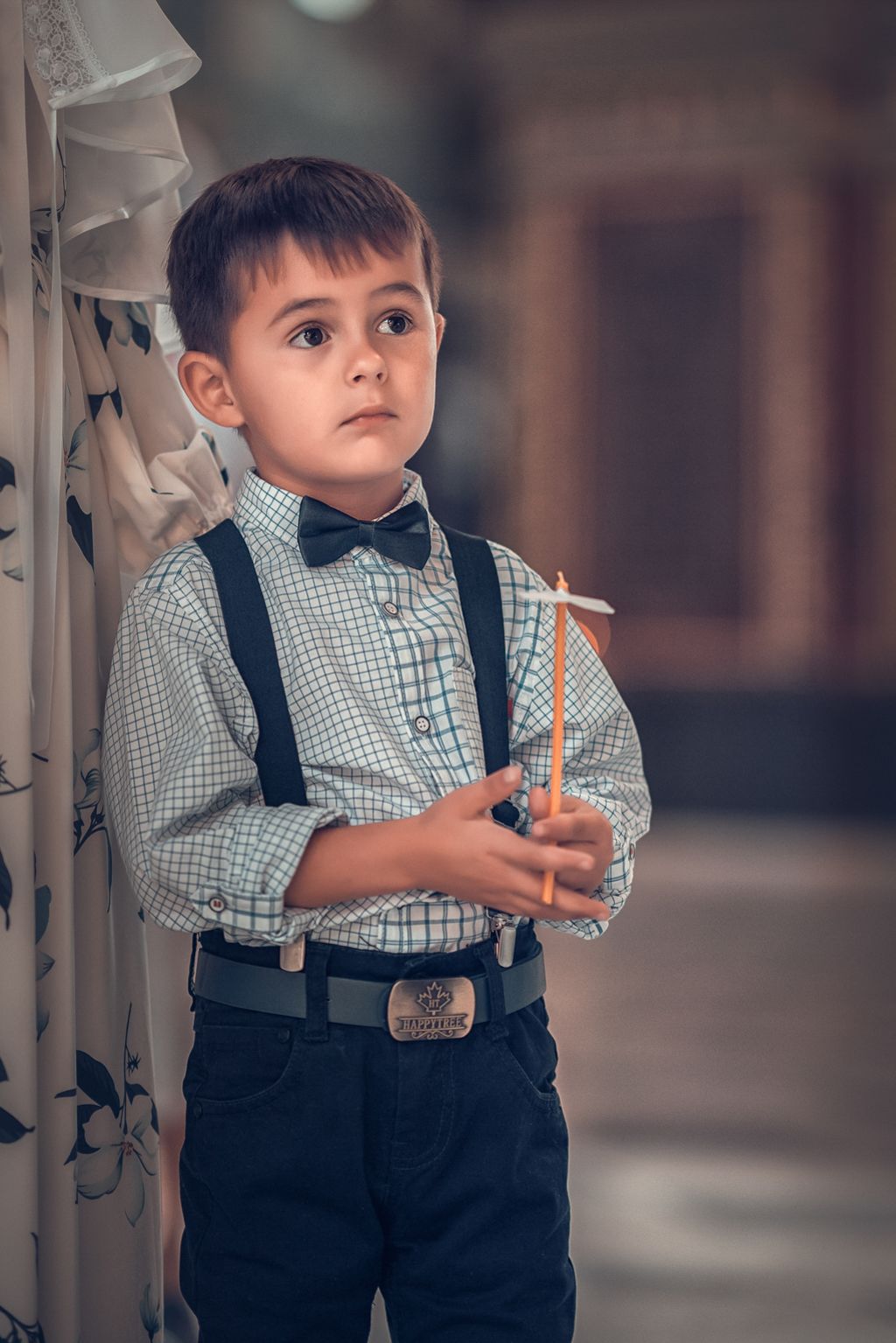 Случайные ситуационные фотографии на съёмке таинства крещения и венчания