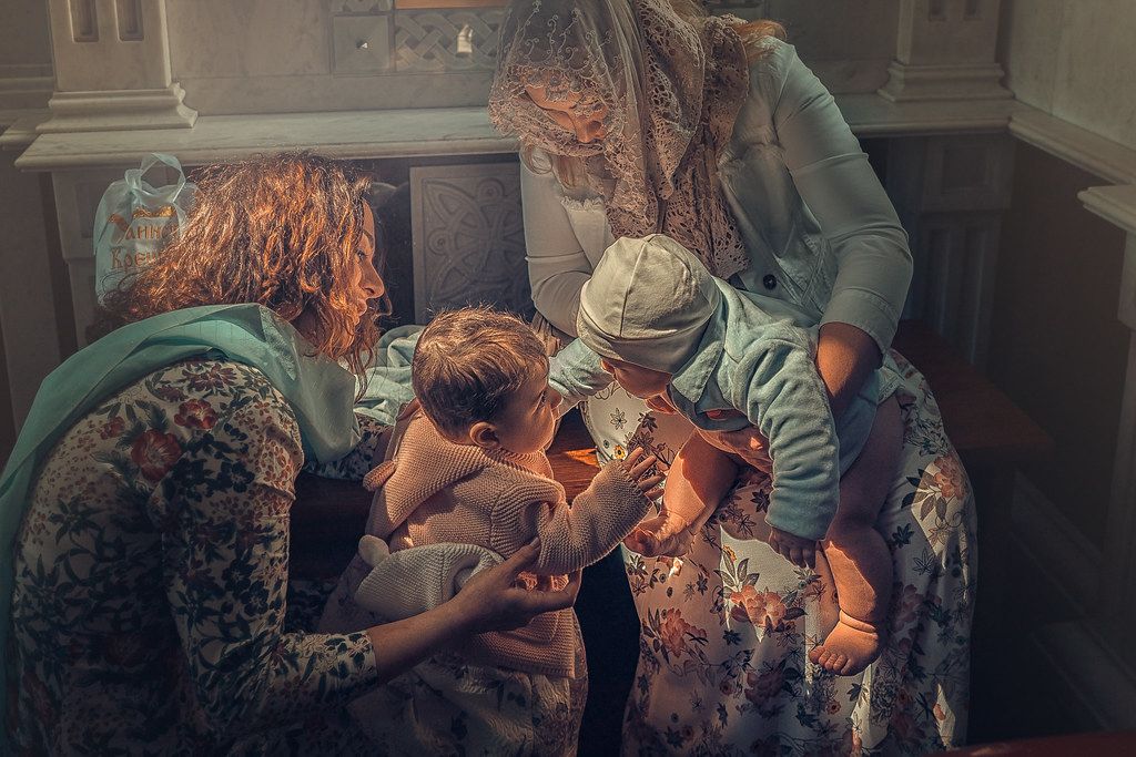 Случайные ситуационные фотографии на съёмке таинства крещения и венчания