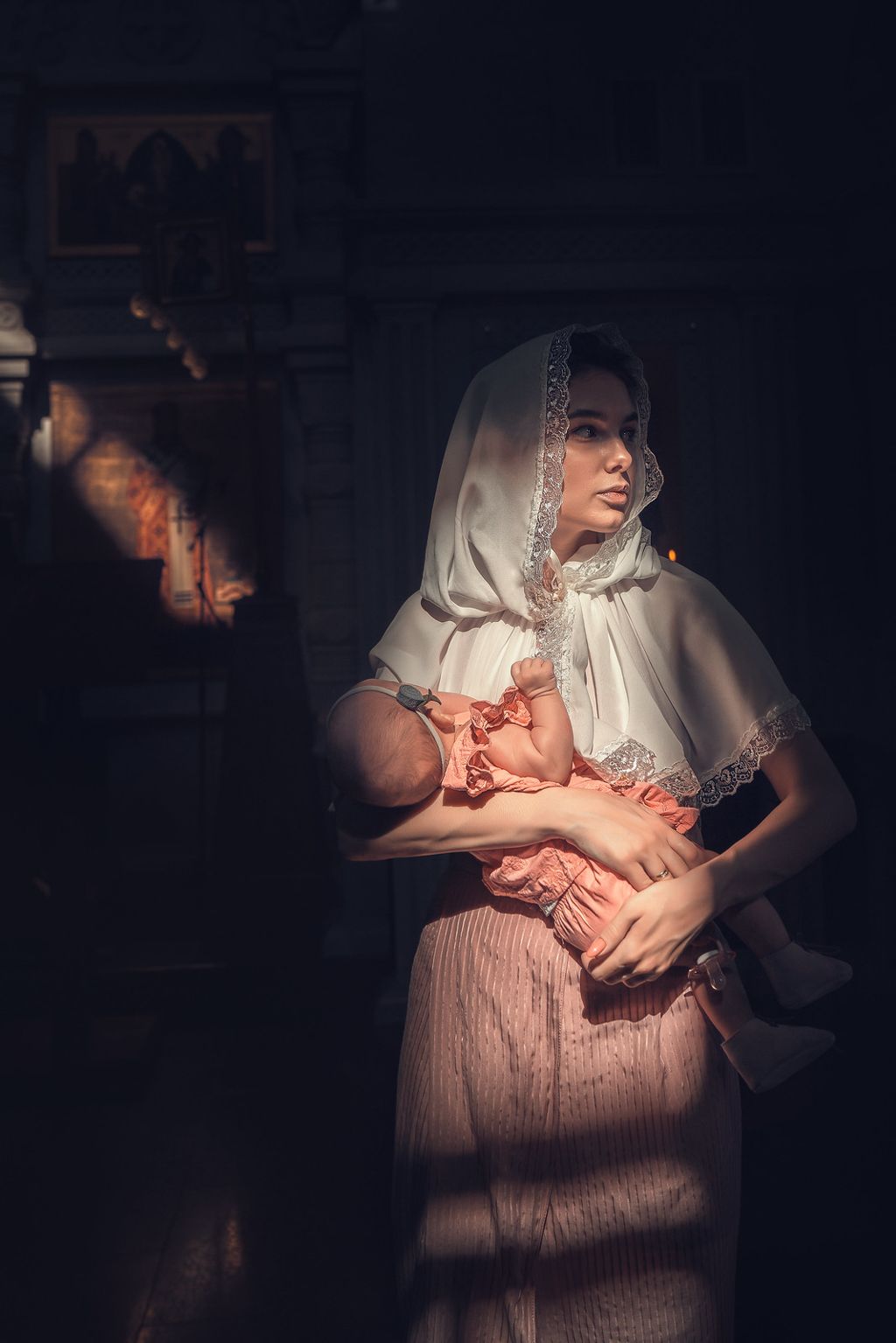 Случайные ситуационные фотографии на съёмке таинства крещения и венчания