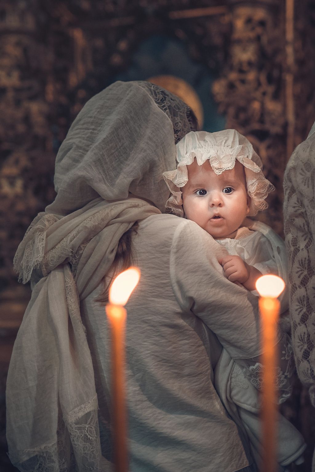 Случайные ситуационные фотографии на съёмке таинства крещения и венчания
