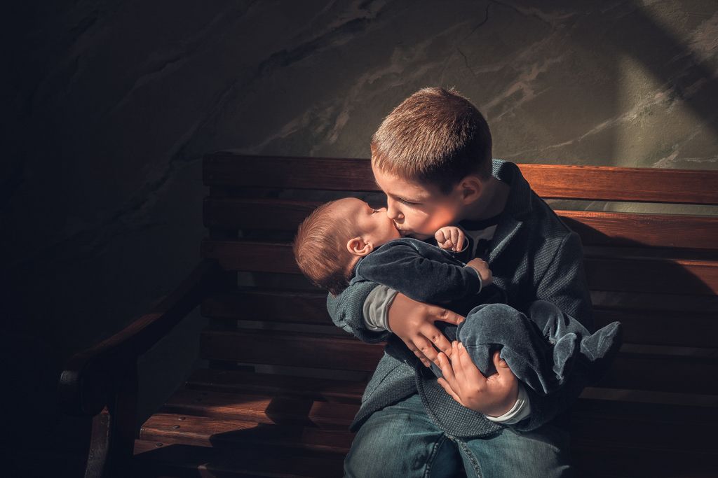 Случайные ситуационные фотографии на съёмке таинства крещения и венчания